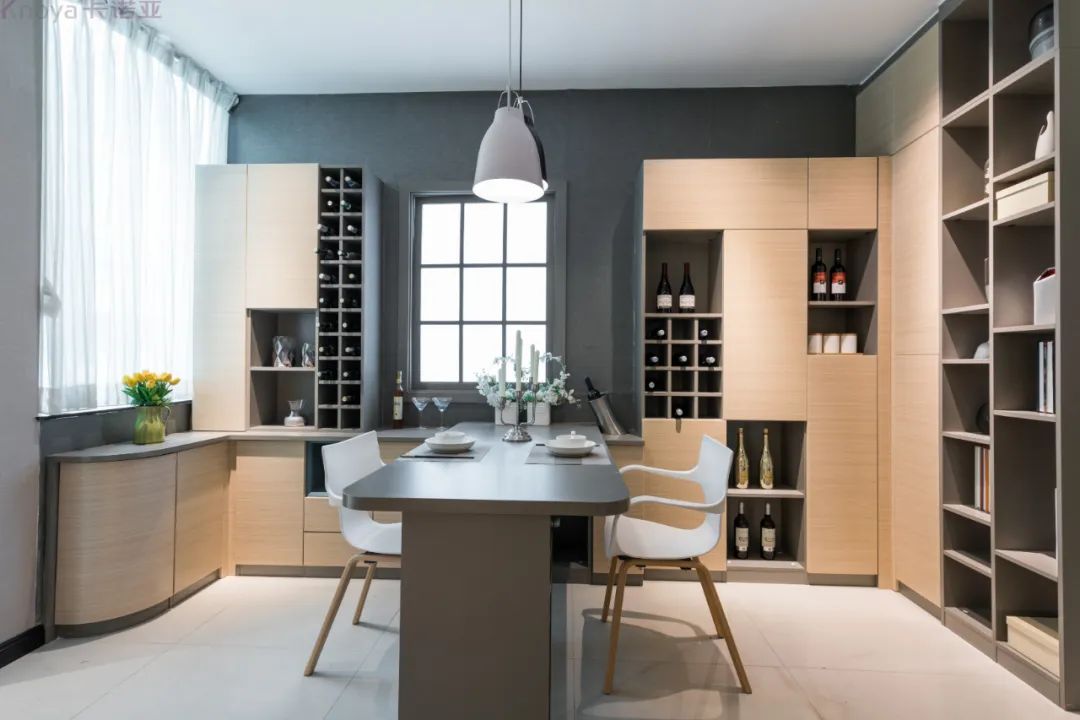 餐邊櫃和餐桌融為一體，更節省空間