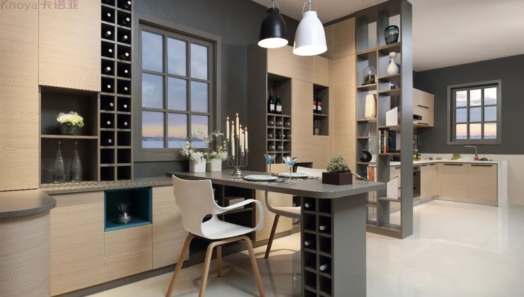 餐邊櫃和餐桌融為一體，更節省空間