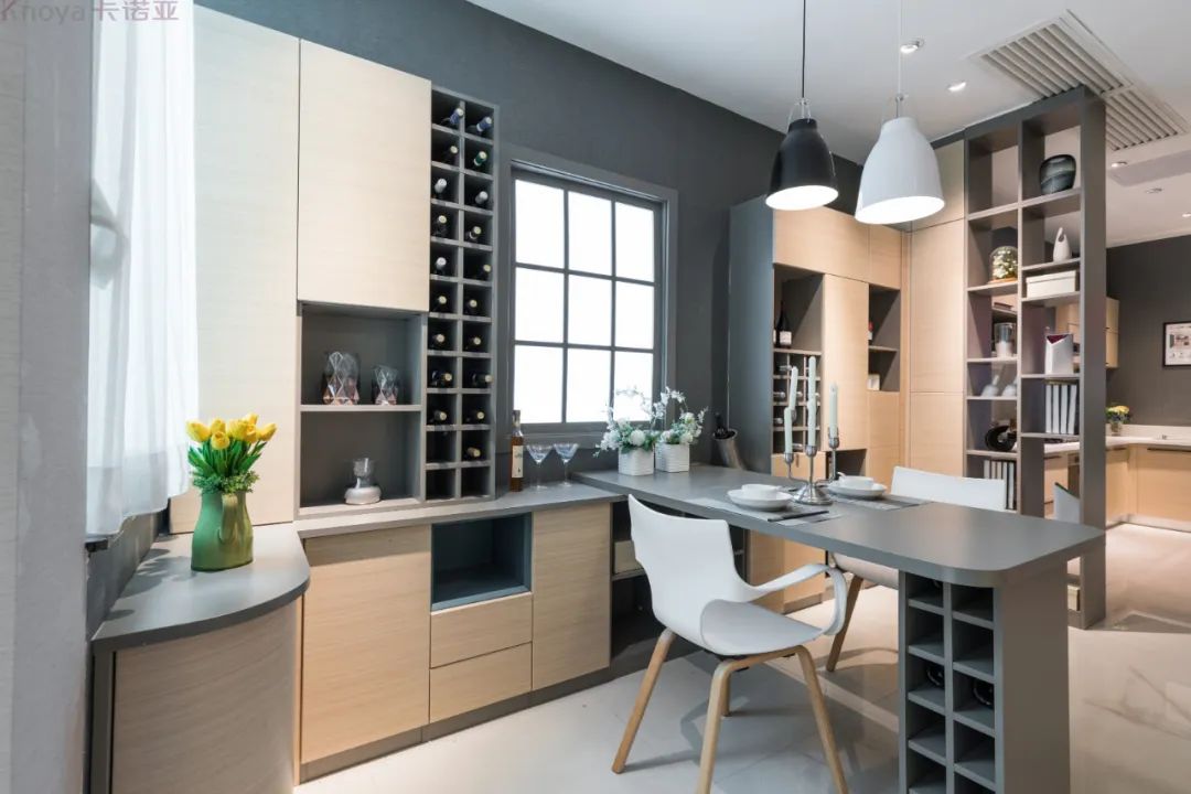 餐邊櫃和餐桌融為一體，更節省空間