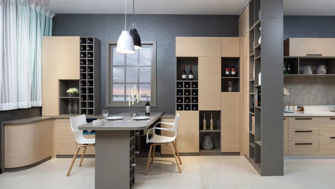 餐邊櫃和餐桌融為一體，更節省空間