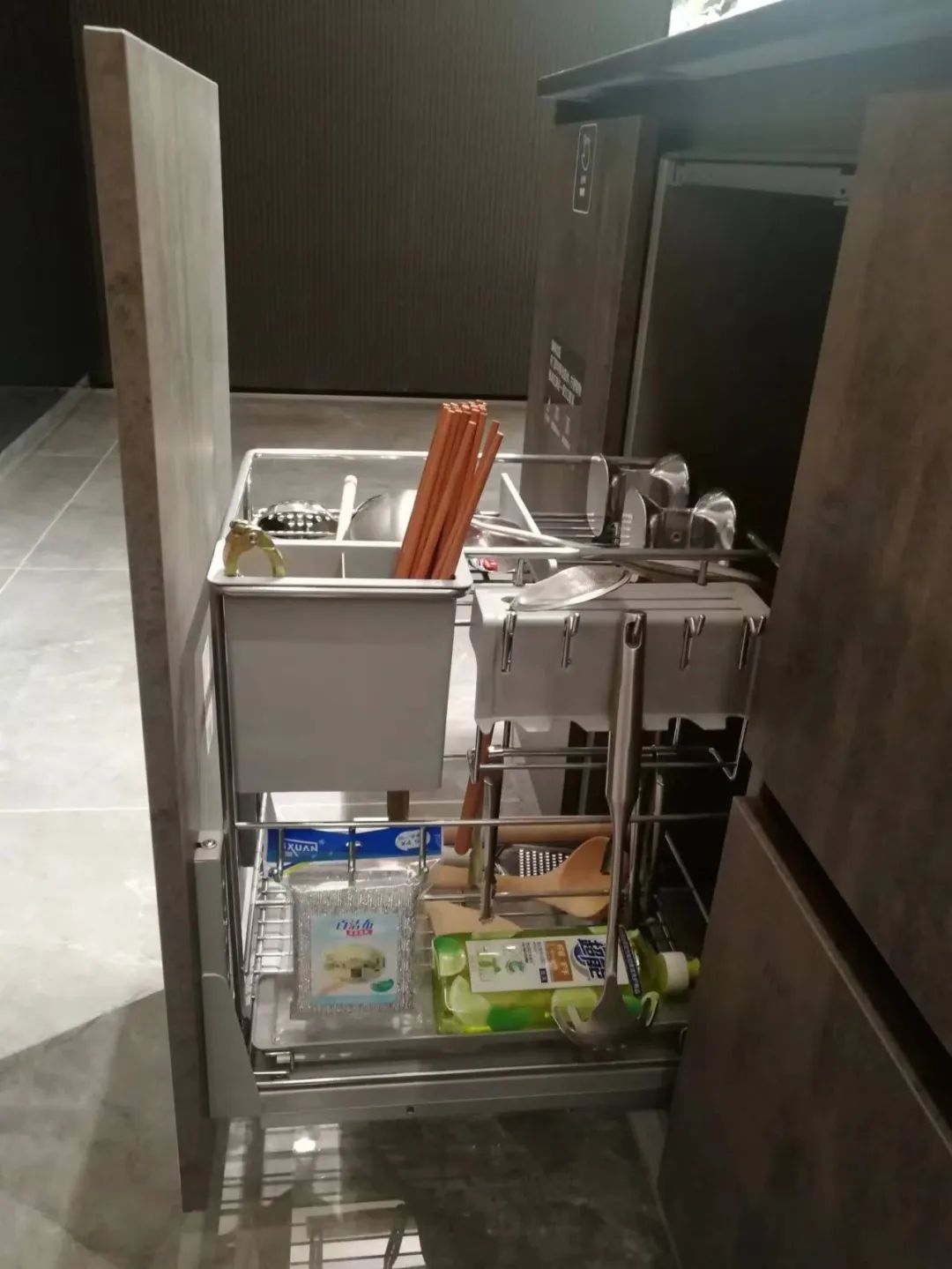 在地櫃內加裝拉籃是提升空間利用率的好方法